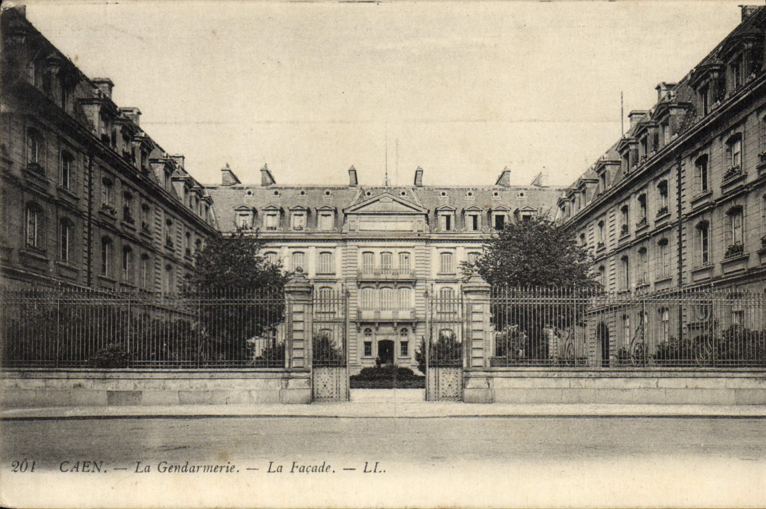 CPA Gendarmerie Caen la facade