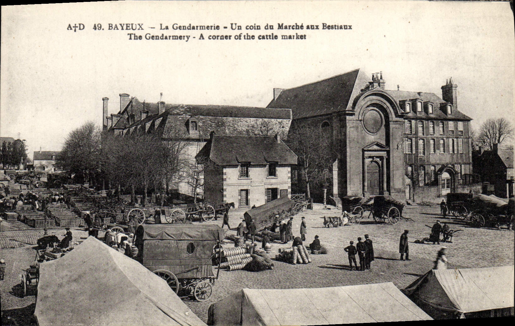 CPA Bayeux La Gendarmerie Un coin du marche aux Bestiaux 