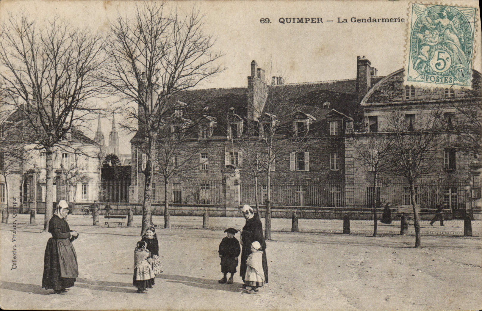 VINTAGE POSTCARD Quimper the Gendarmerie Women - children Folklore