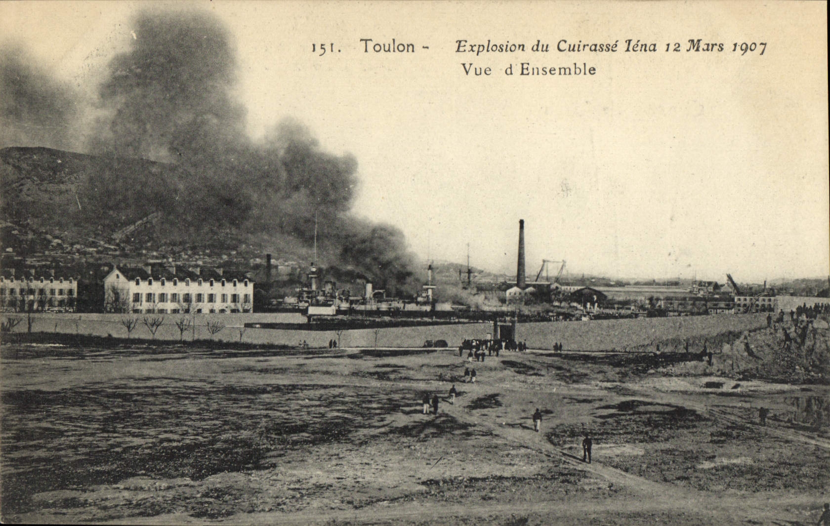 CPA Bateau Toulon Explosion du cuirasse Iena Vue d'ensemble