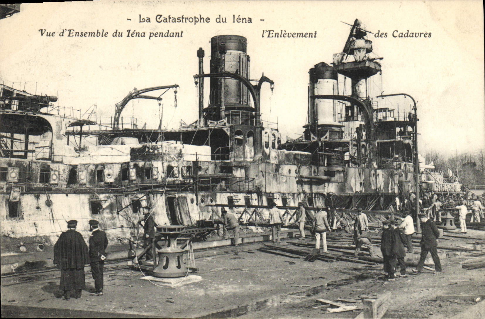 CPA Bateau Catastrophe du Iena Vue d'ensemble du Iena pendant l'enlevement des cadavres