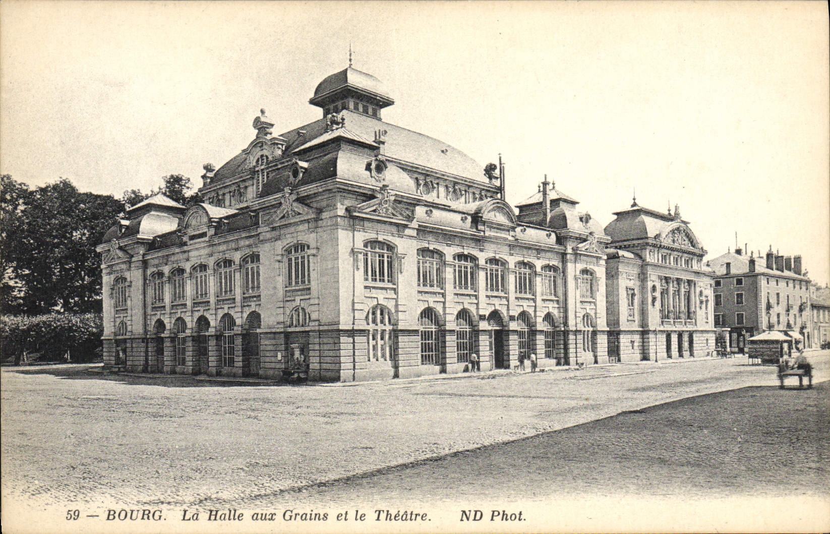 Ciudad de la POSTAL de la VENDIMIA el mercado con los granos y el teatro