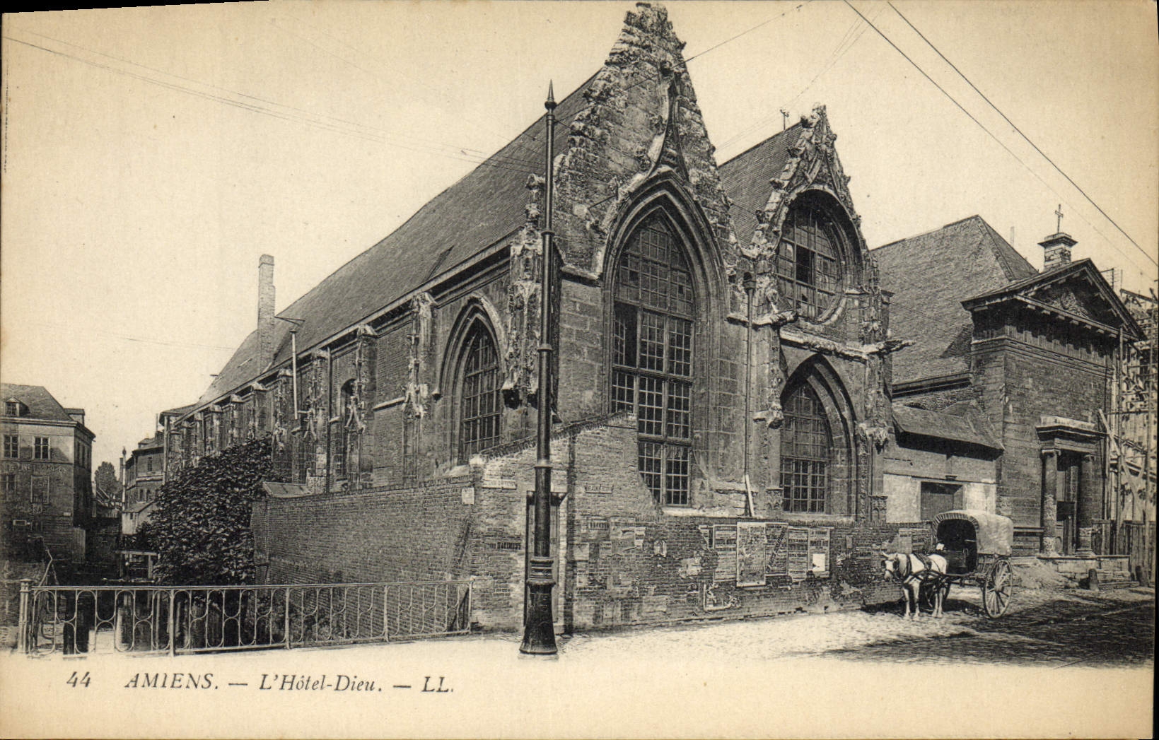 VINTAGE POSTCARD Amiens the Hotel God Barouche Horse