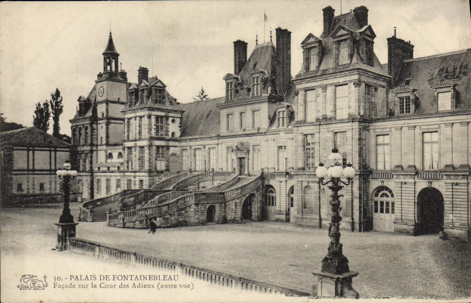 CPA Palais De Fontainebleau Facade sur la cour des Adieux