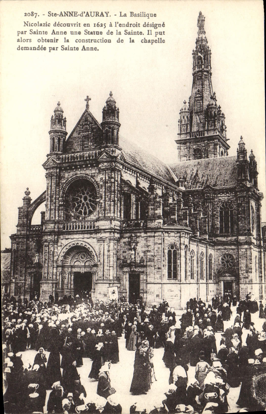 CPA Ste Anne D'Auray La Basilique Folklore