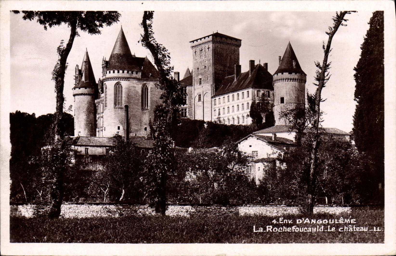 CPA Environs d'Angouleme La Rochefoucauld Le Chateau
