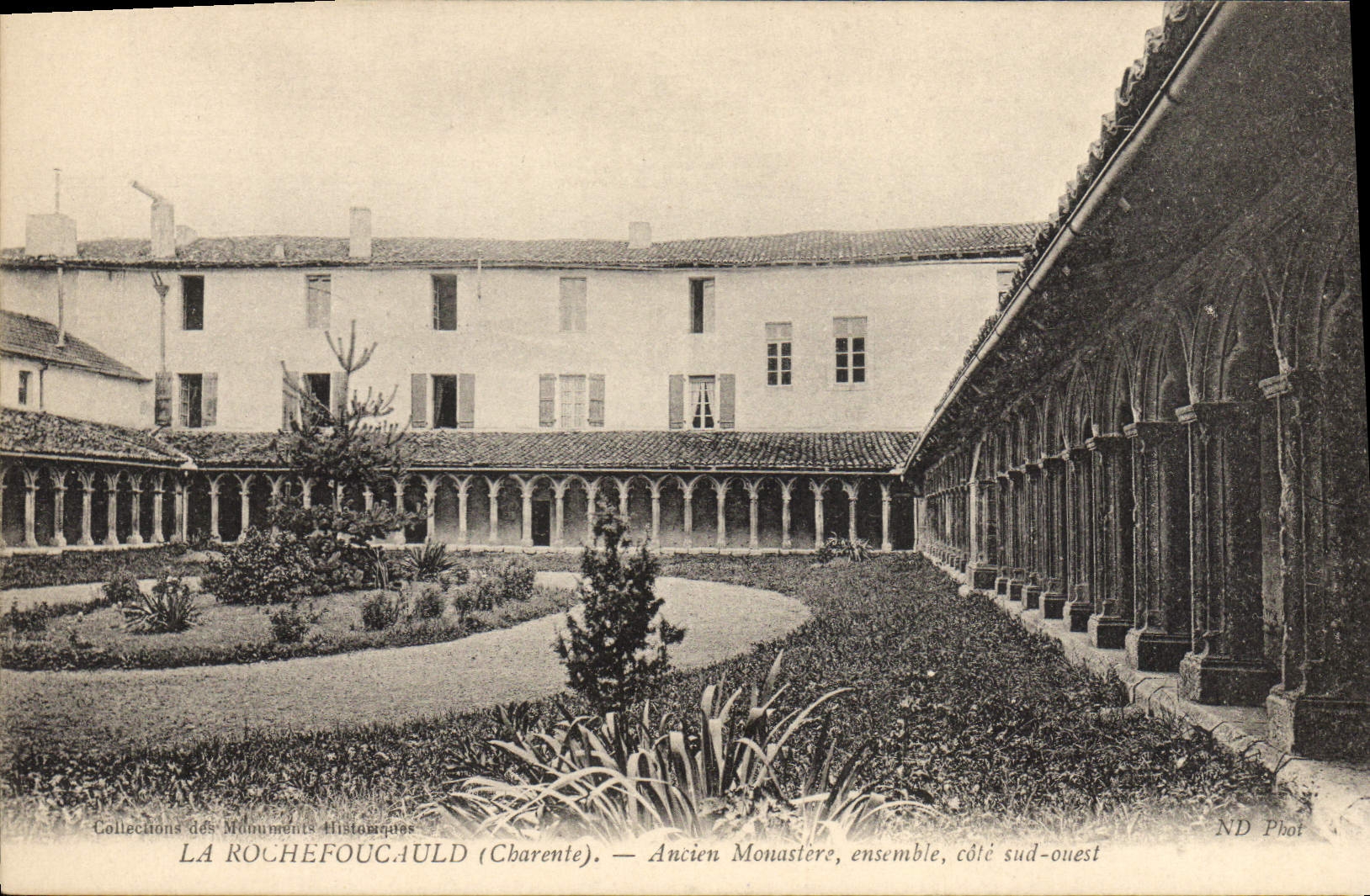 CPA La Rochefoucauld Ancien monastere