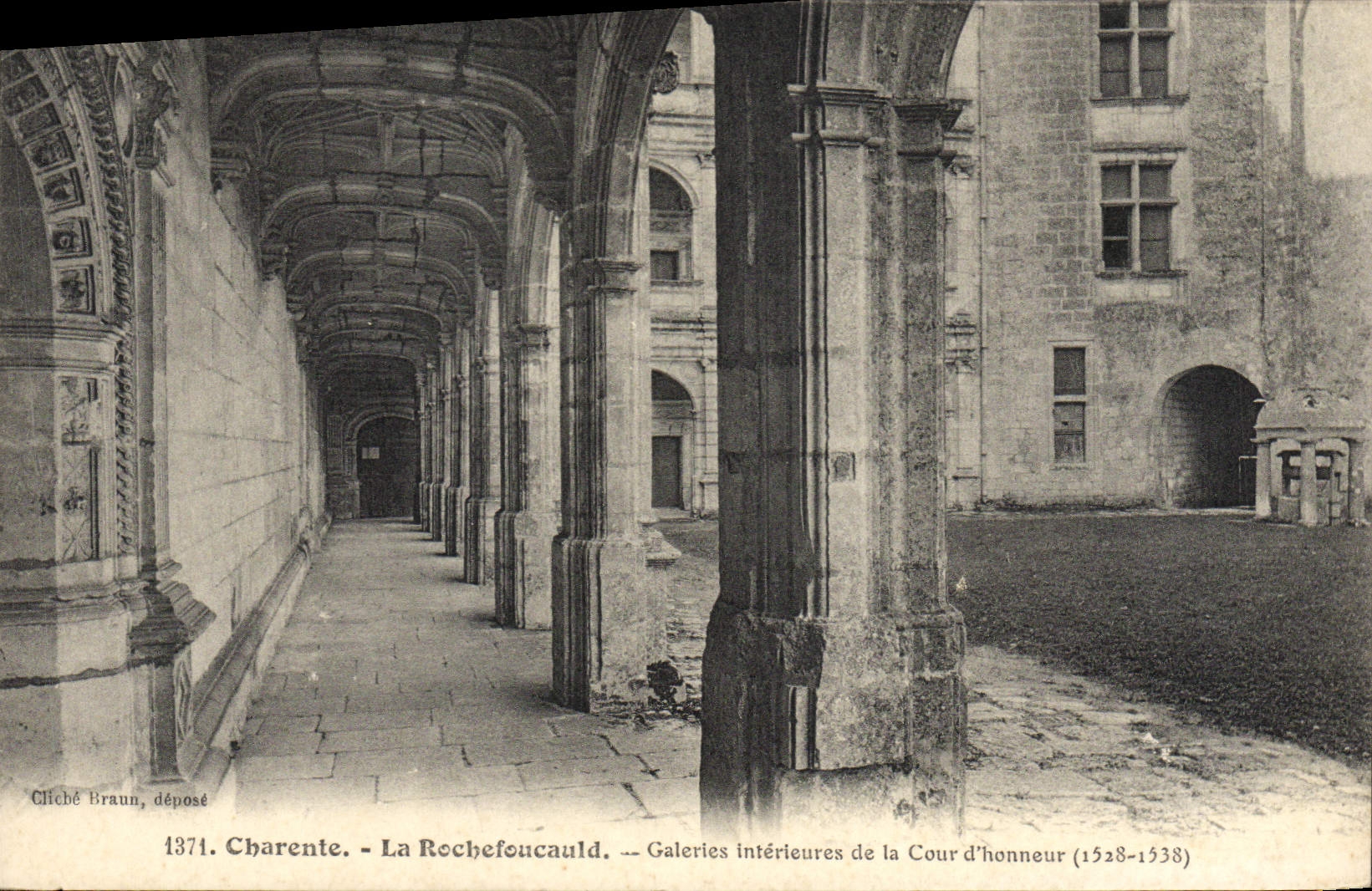 CPA La Rochefoucauld Galeries interieures de la cour d'honneur