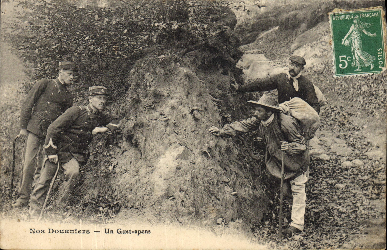 CPA Douanes Nos douaniers Un guet apens 