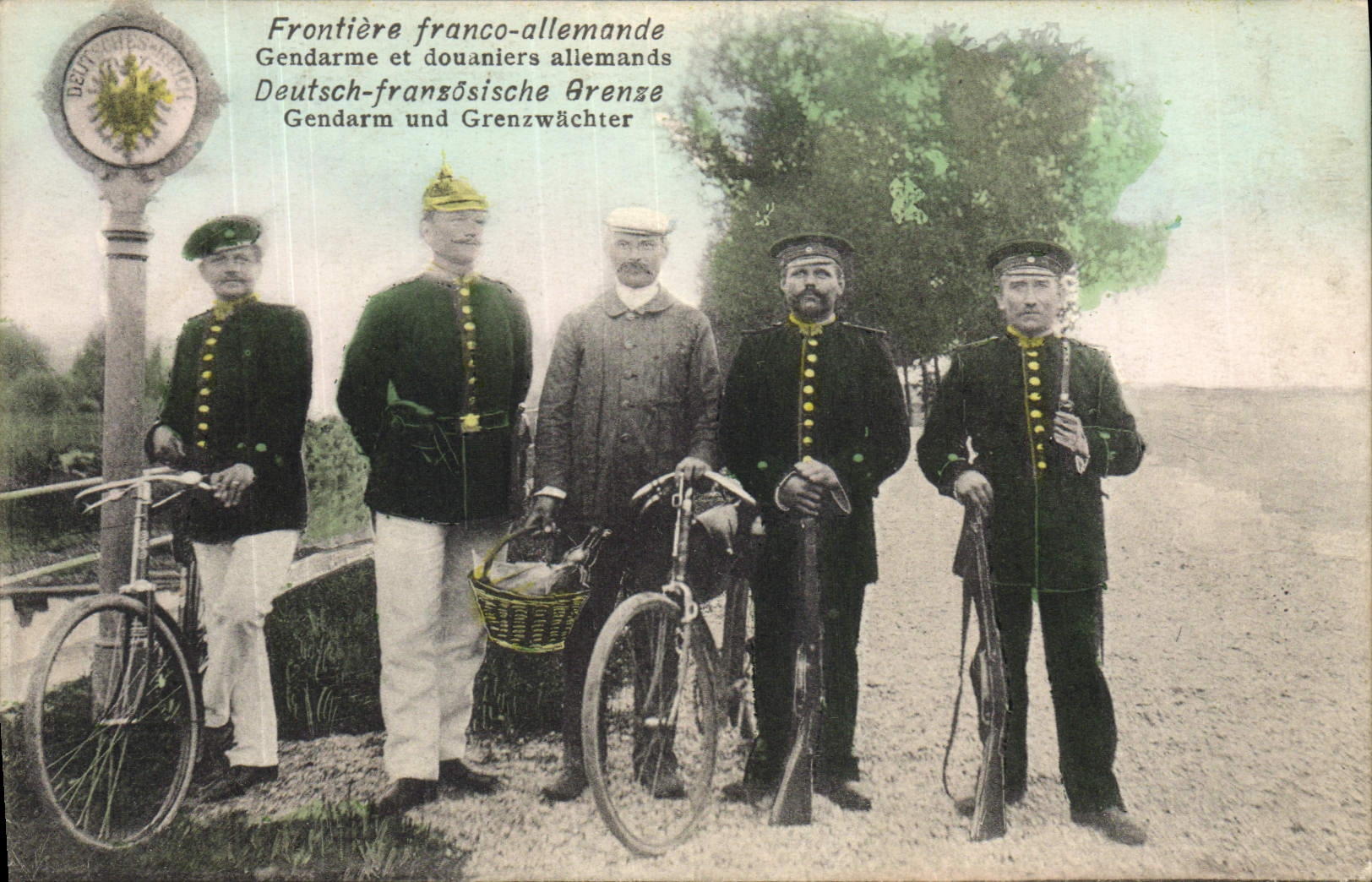 CPA Douanes Frontiere Franco allemande Gendarme et douaniers allemands Velo Cycle