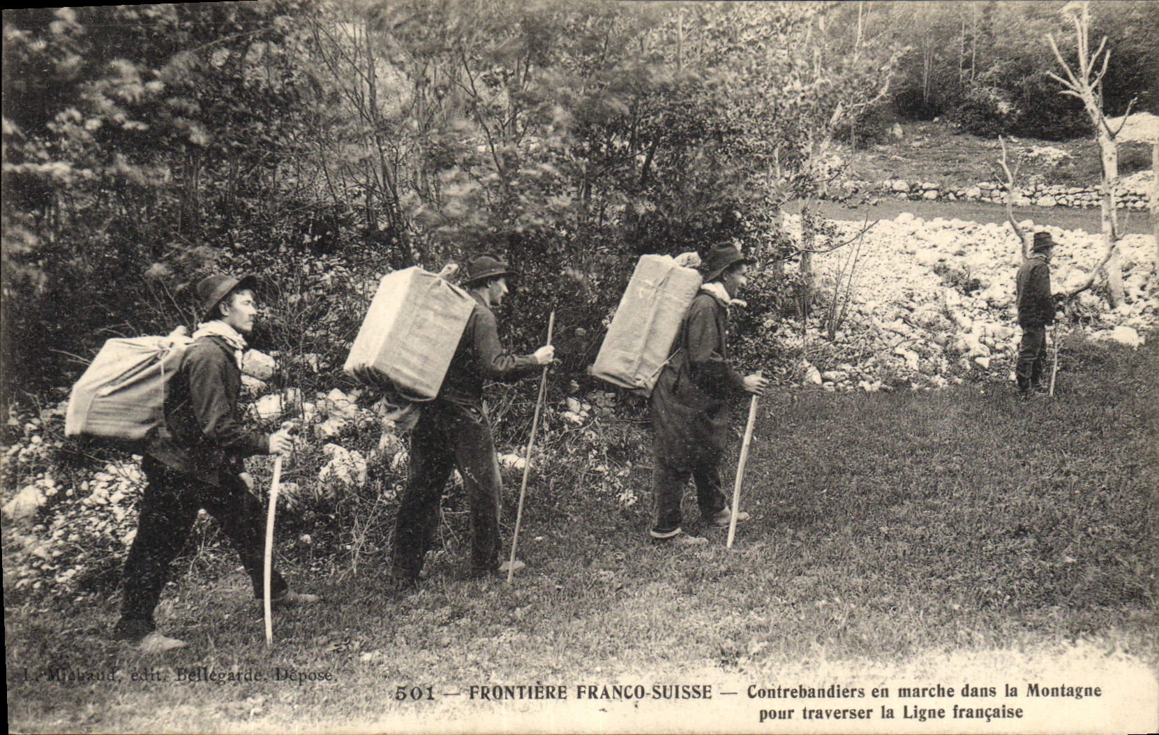 CPA Douanes Frontiere Franco suisse Contrebandiers en marche dans la montagne pour traverser la ligne francaise