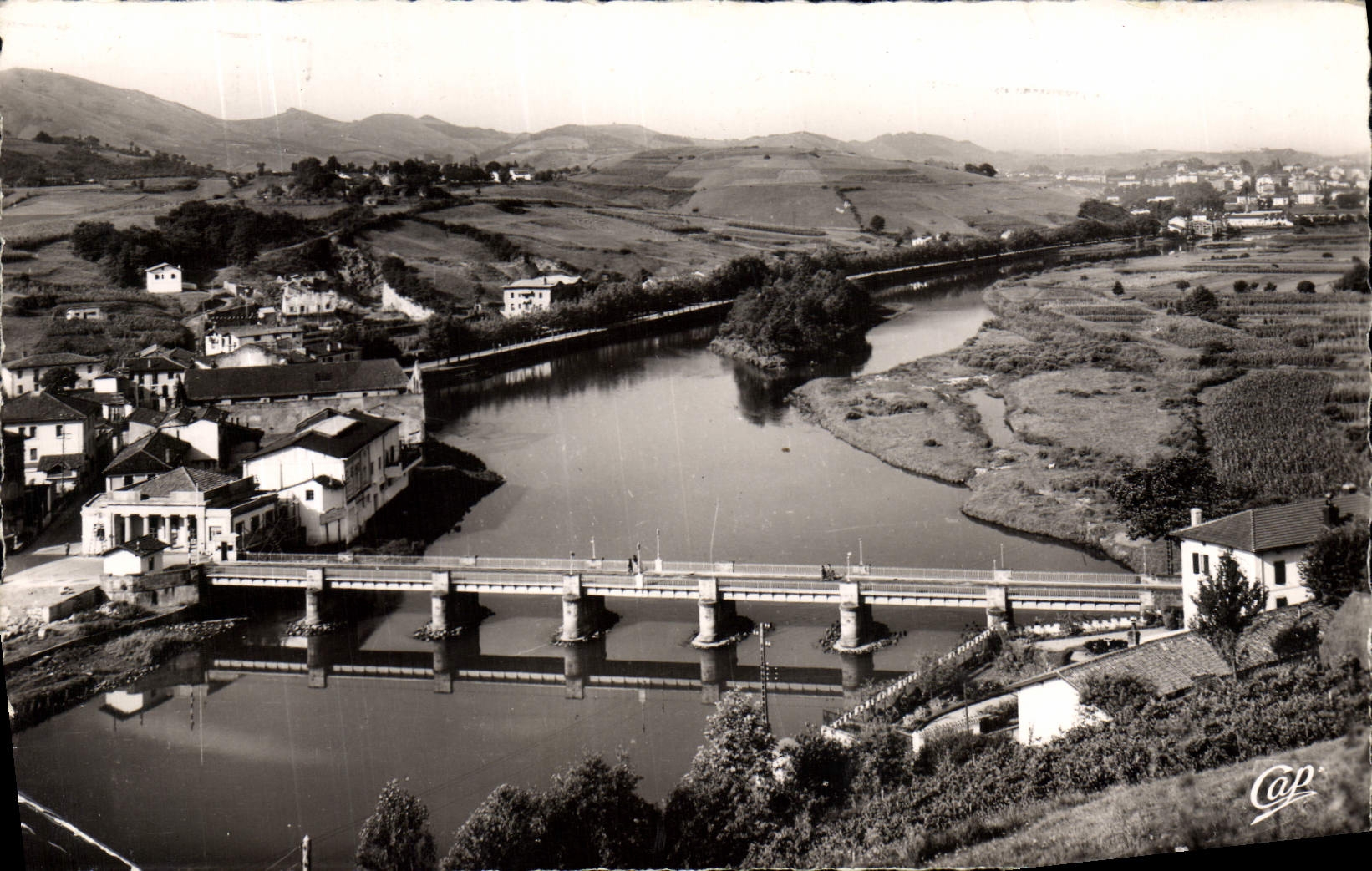 CPM Douanes Behobie Frontiere franco espagnole le pont international et l'ile des Faisans