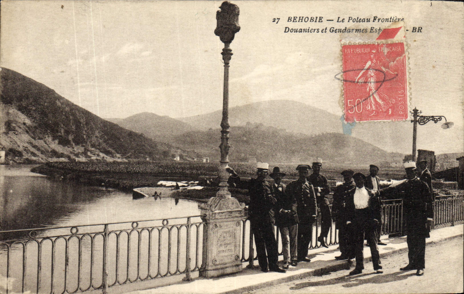 CPA Douanes Behobie Le poteau frontiere Douaniers et gendarmes espagnols