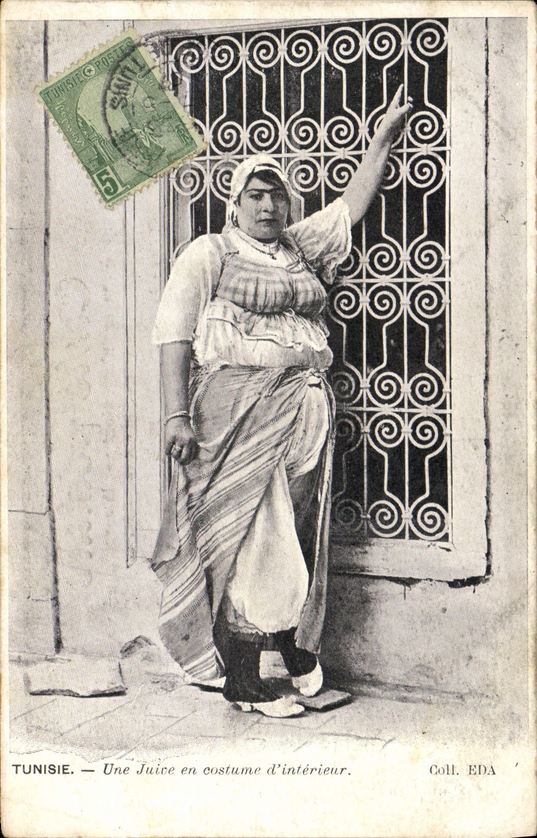 CPA Judaica Juif Tunisie Une juive en costume d'interieur
