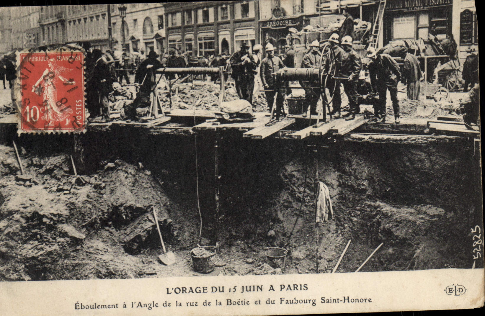 CPA Sapeurs Pompiers L'orage du 15 juin a Paris Eboulement a l'angle de la rue de la boetie et du Faubourg Saint Honore