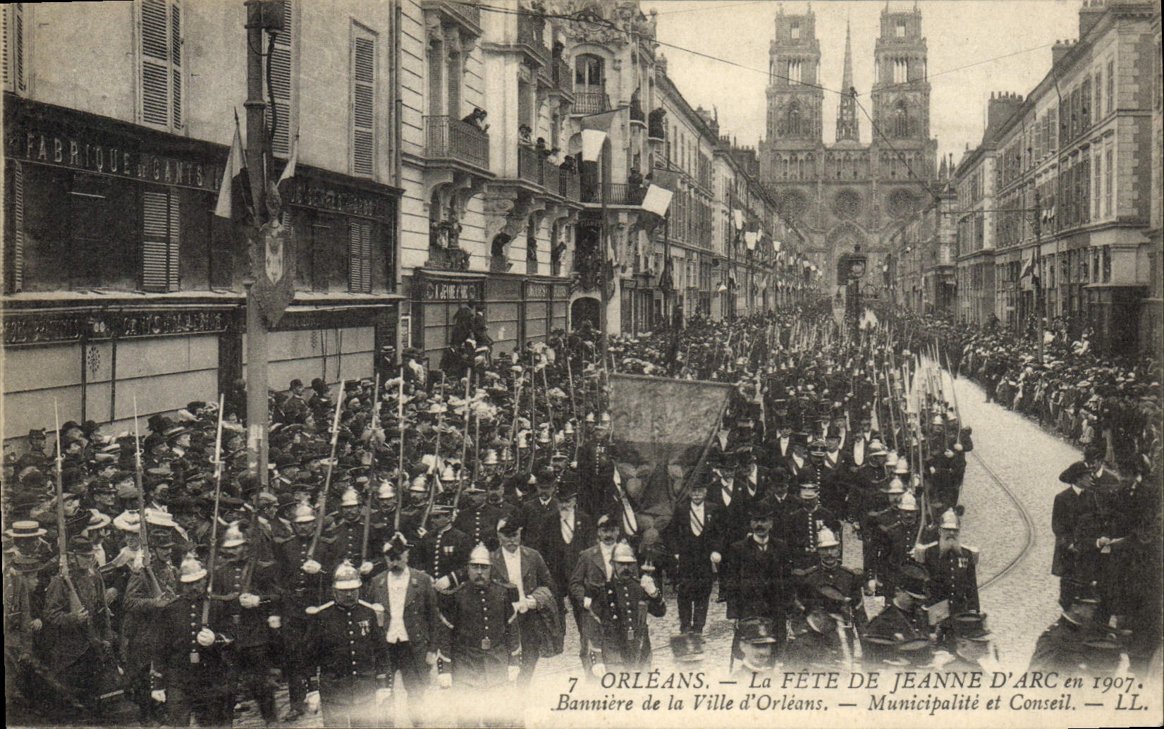 CPA Sapeurs Pompiers Orleans la fete de Jeanne d'Arc en 1907 Banniere de la ville d'Orleans Municipalite et conseil