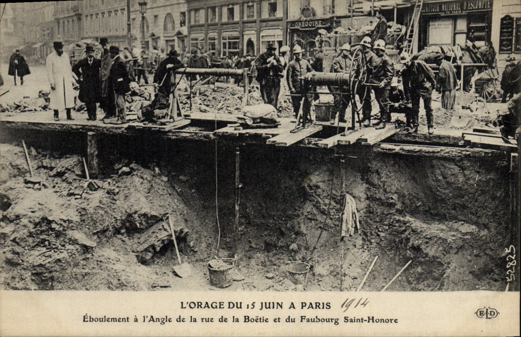 Los bomberos de Sapeurs París de la POSTAL de la VENDIMIA la tormenta del 15 de junio tienen París Eboulement con el ángulo de la calle de los honores santos de Boetie Faubourg