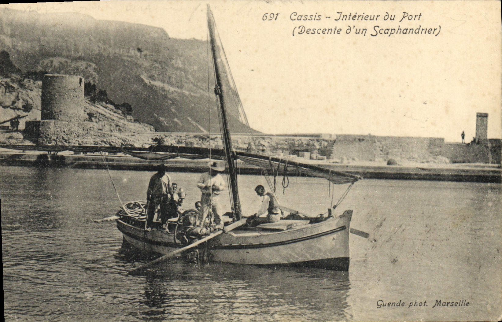 CPA Sapeurs Pompiers Cassis Interieur du port Descente d'un scaphandrier TOP