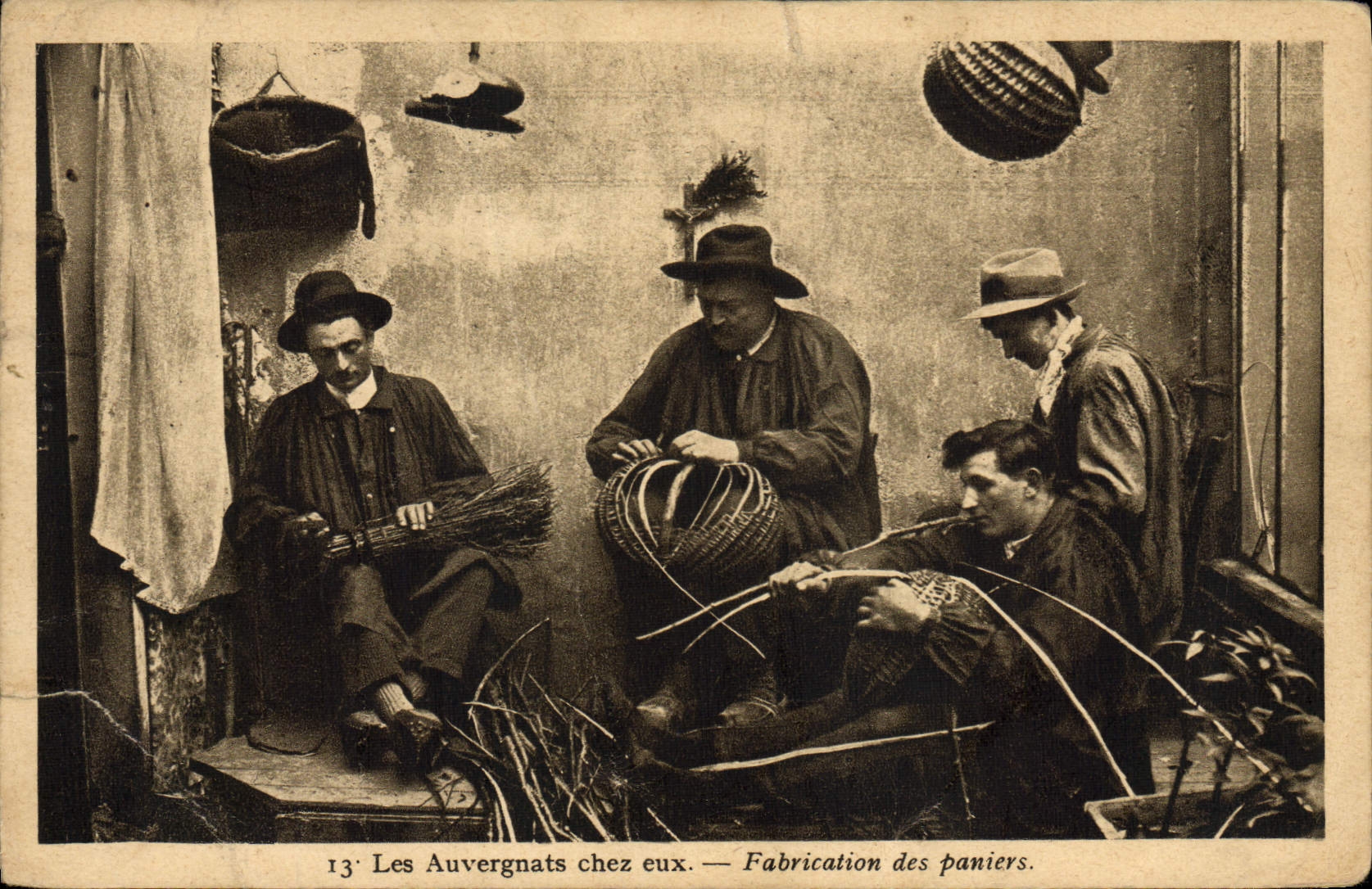 VINTAGE POSTCARD Craft industry Manufacture of the baskets Folklore Auvergnats on their premises