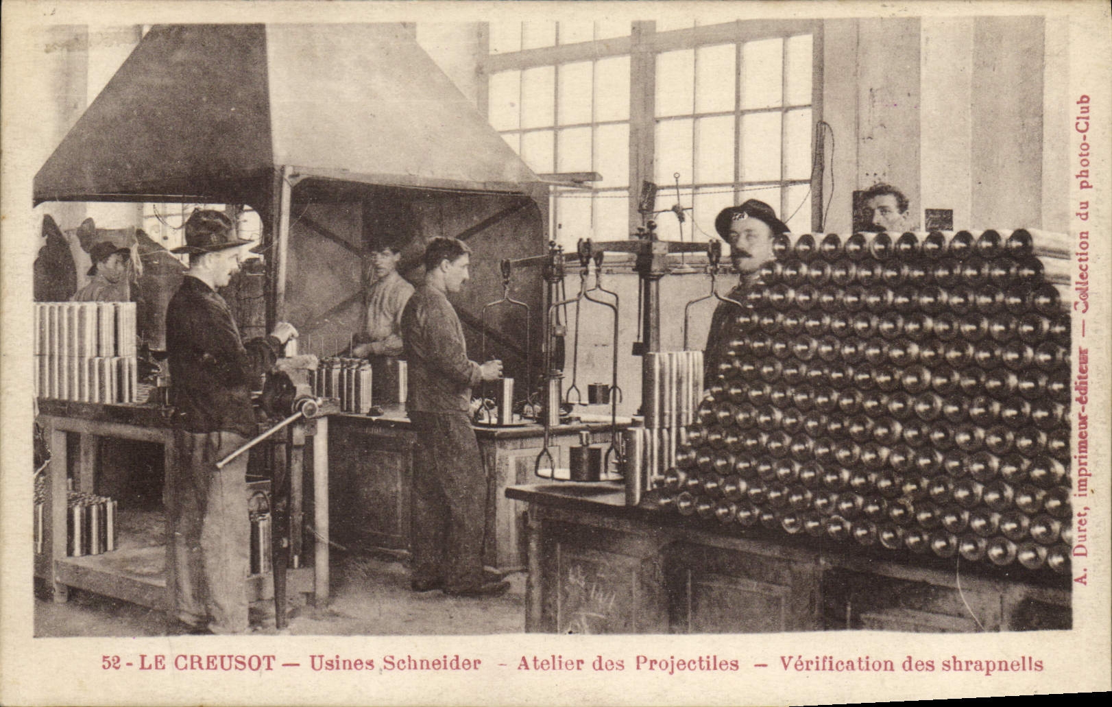 Taller de Schneider de las fábricas de Creusot de la POSTAL de la VENDIMIA de la comprobación de los proyectiles de Shrapnells