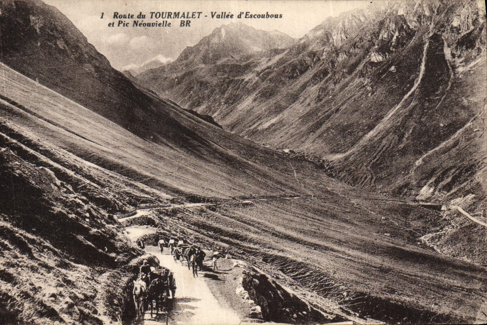CPA Velo Cycle Cyclisme Route du Tourmalet Vallee d'Escoubous et pic Neouvielle