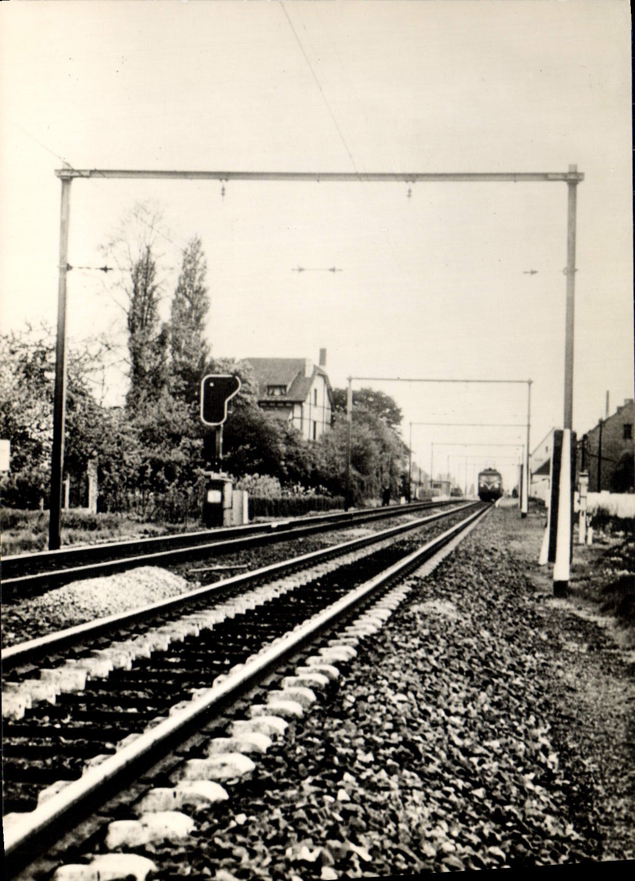 MODERN CARD Railroads Train Brussels Liege