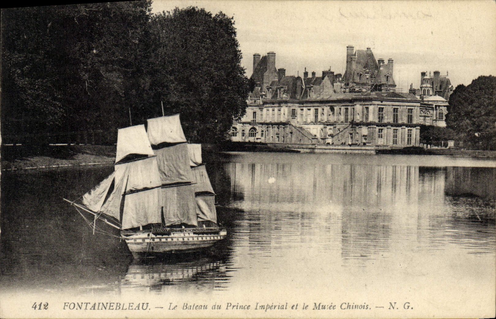 VINTAGE POSTCARD Sailing Boat Fontainebleau the boat of the imperial prince and the museum Chinese