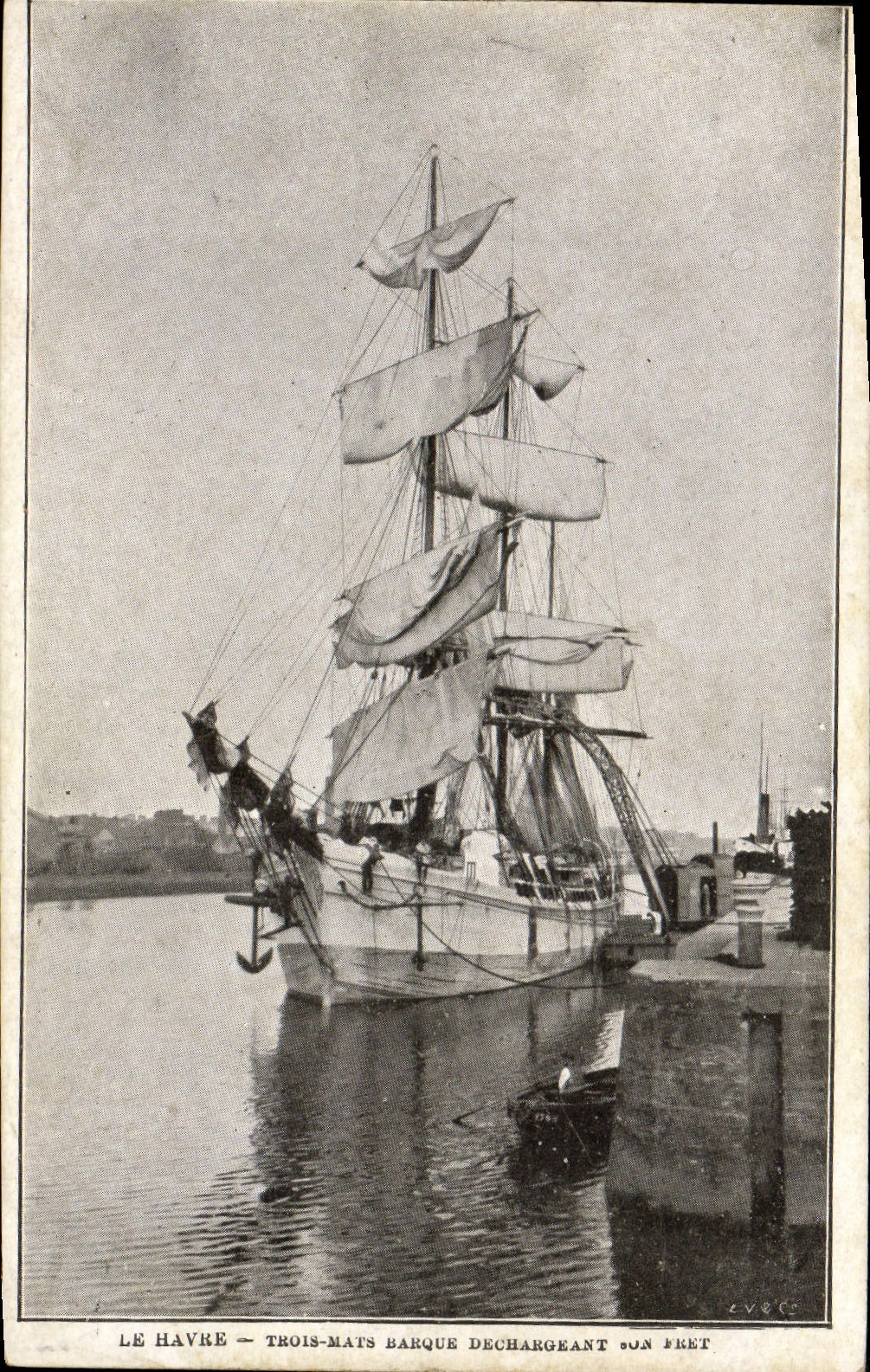 VINTAGE POSTCARD Sailing Boat Le Havre Three chechmates discharging its freight
