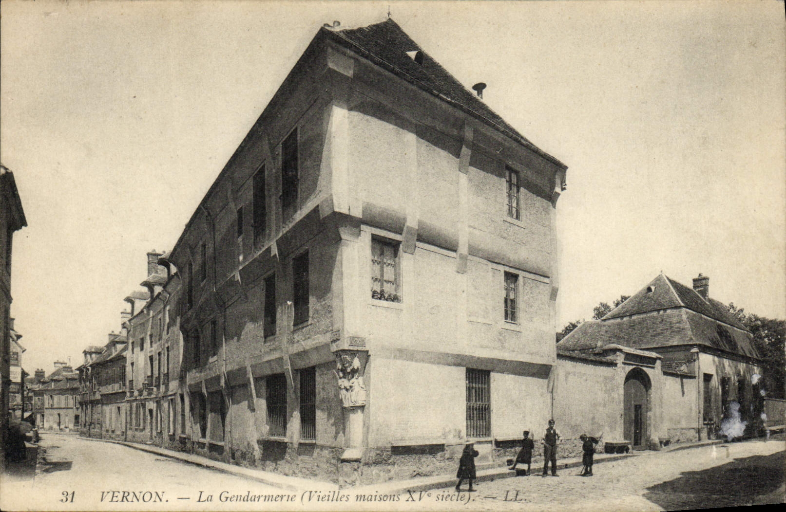 VINTAGE POSTCARD Vernon the Gendarmerie Old women houses 15th