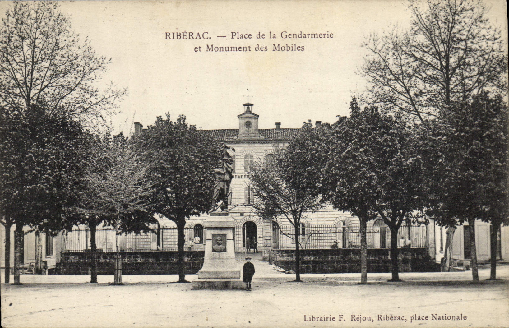 CPA Riberac Place de la Gendarmerie et monument des mobiles
