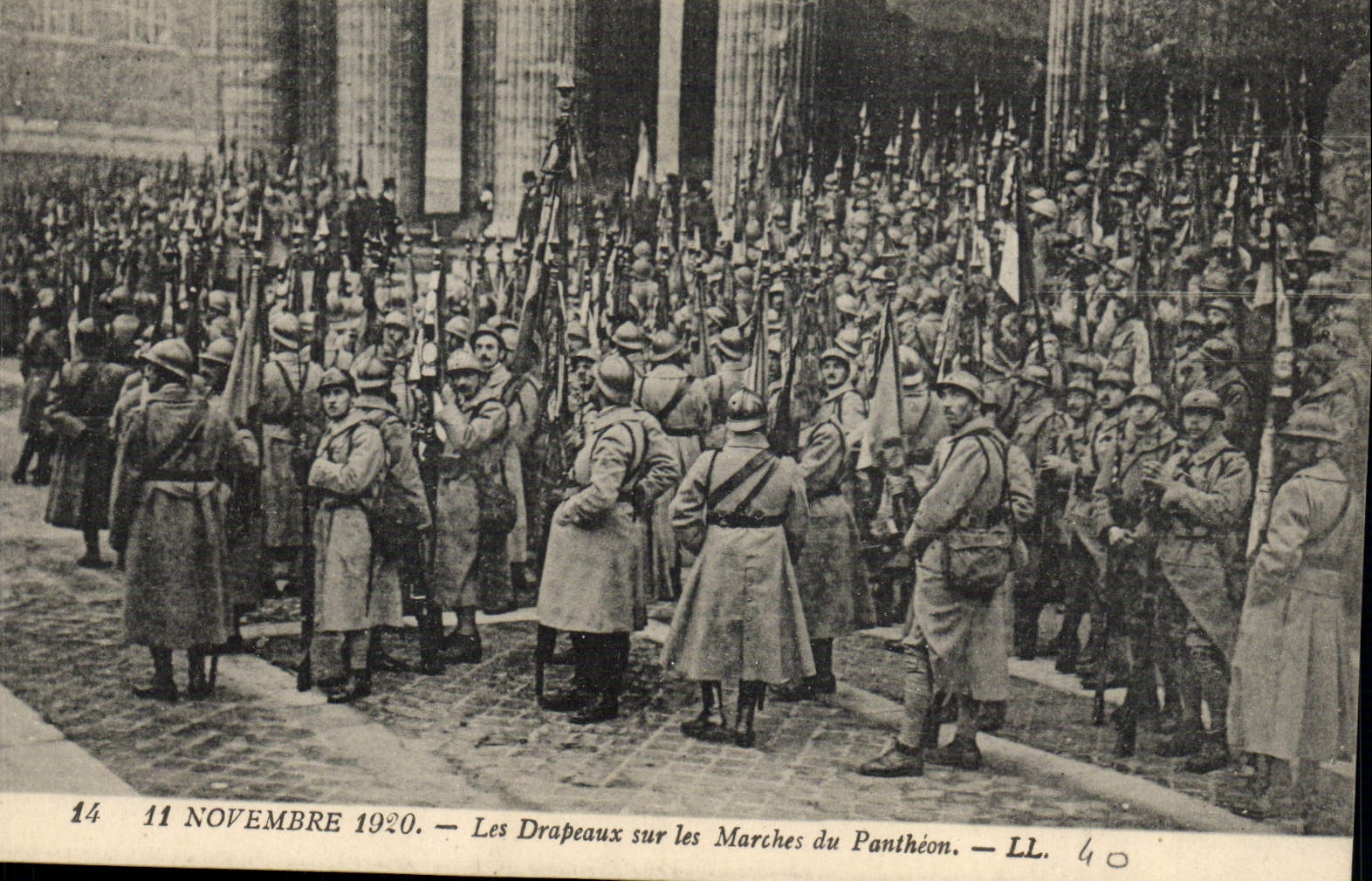 CPA Militaria 11 novembre 1920 Les drapeaux sur les marches du Pantheon 