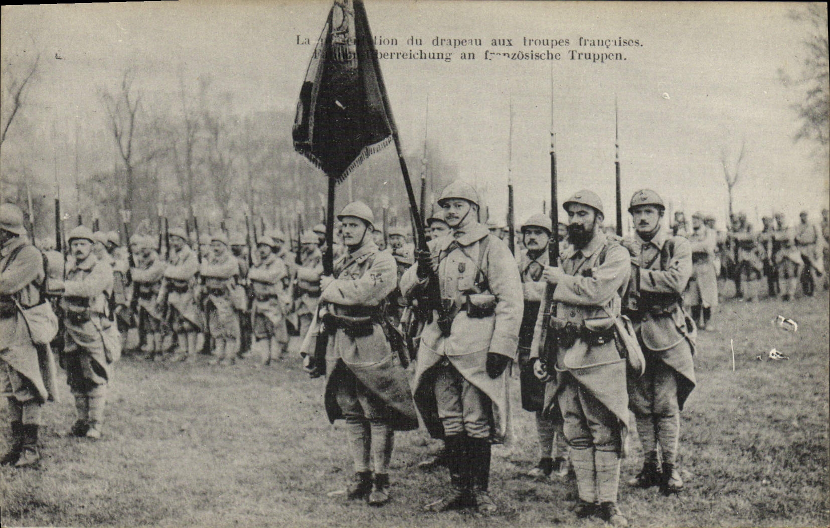 CPA Presentation du drapeau aux troupes francaises Militaria