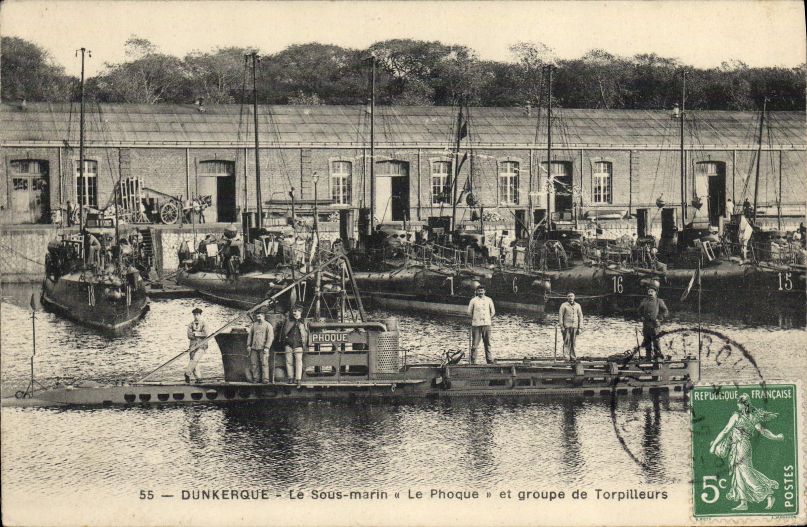 CPA Bateau Sous marin Dunkerque Sous marin Le phoque et groupe de torpilleurs