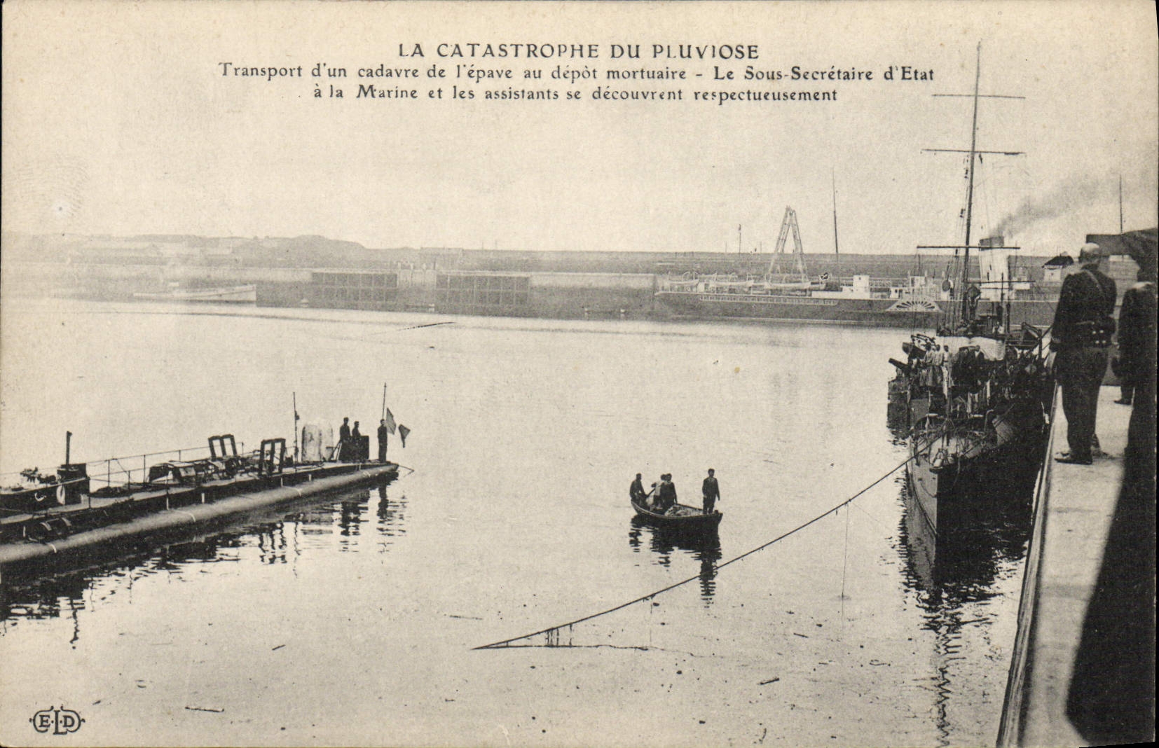 CPA Bateau Catastrophe du Pluviose Transport d'un cadavre de l'epave au depot mortuaire 
