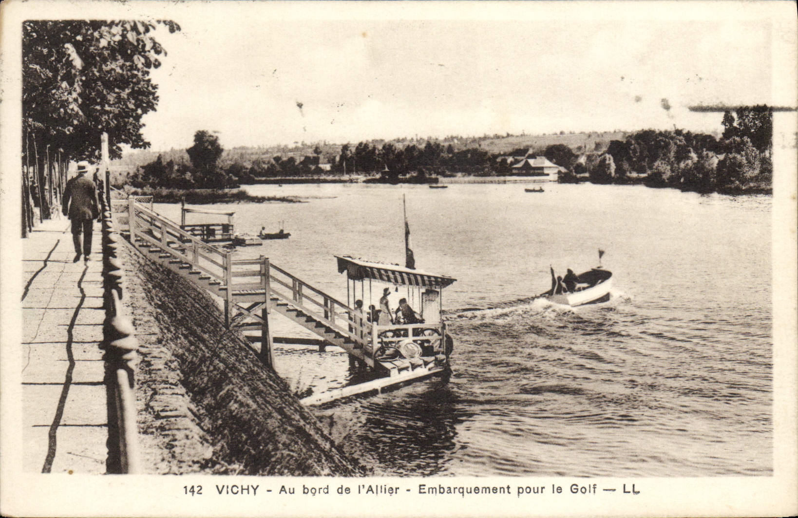 CPA Vichy Au Bord De I'Allier Embarquement Pour Le Golf