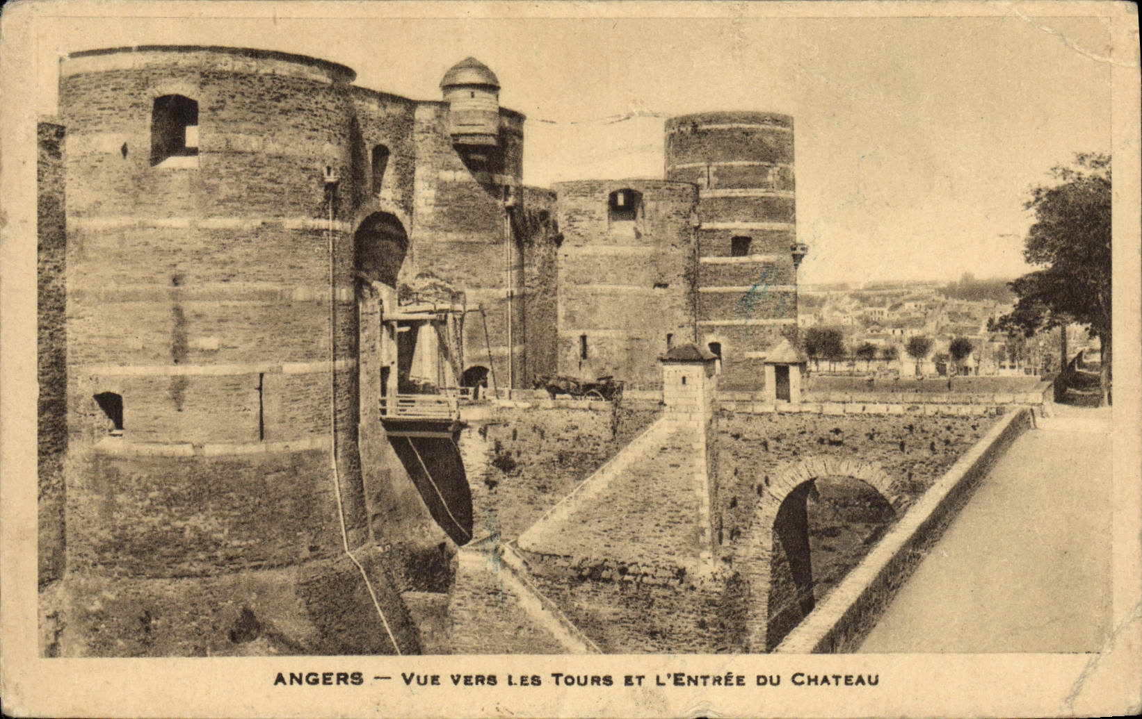 La POSTAL de la VENDIMIA encoleriza visto hacia los viajes y la entrada del castillo
