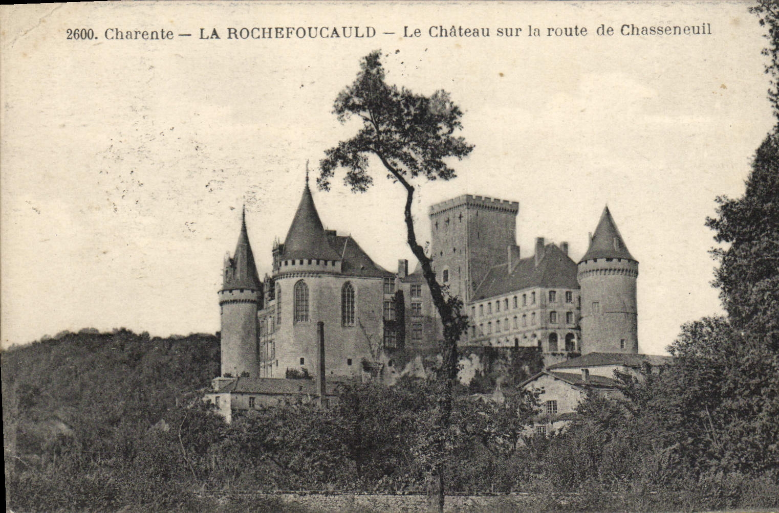 CPA Charente La Rochefoucauld Le Chateau Sur La Route De Chasseneuil