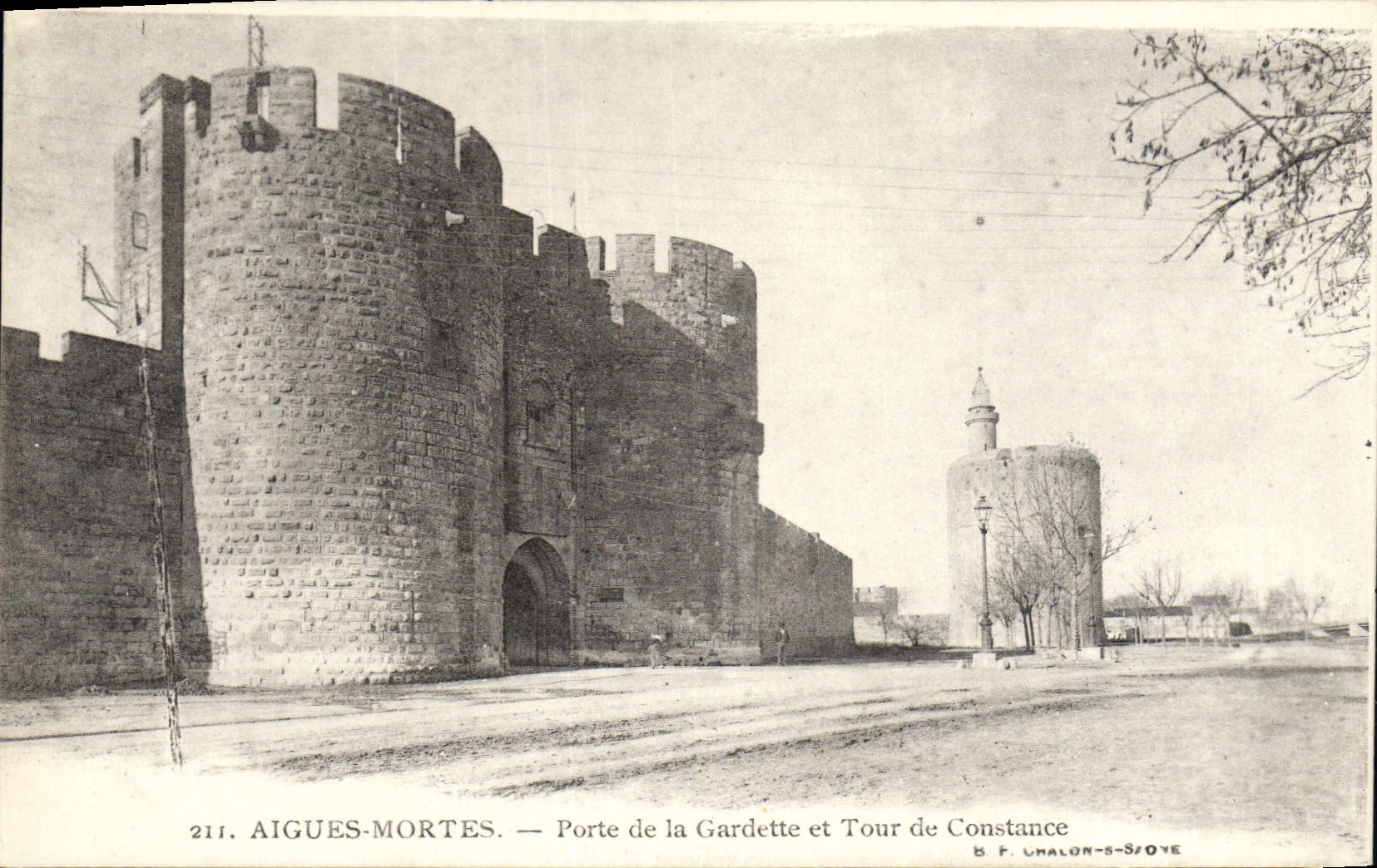 CPA Aigues Mortes Porte de la Gardette et Tour de Constance