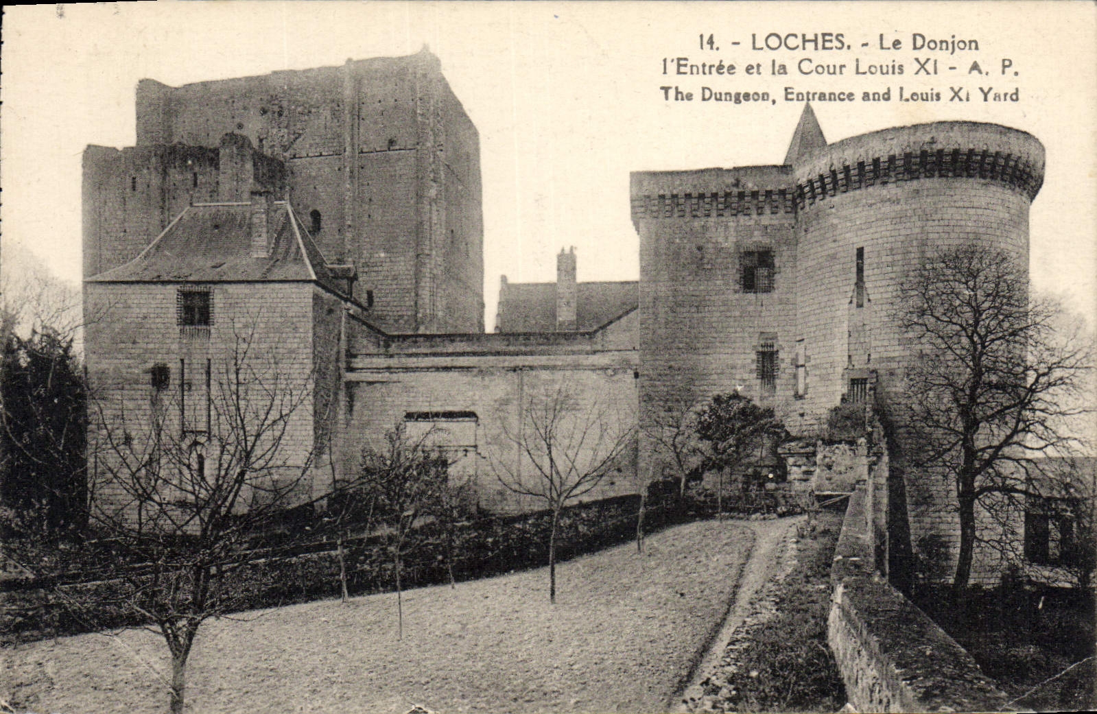 CPA Loches Le Donjon L'Entree et la Cour Louis XI