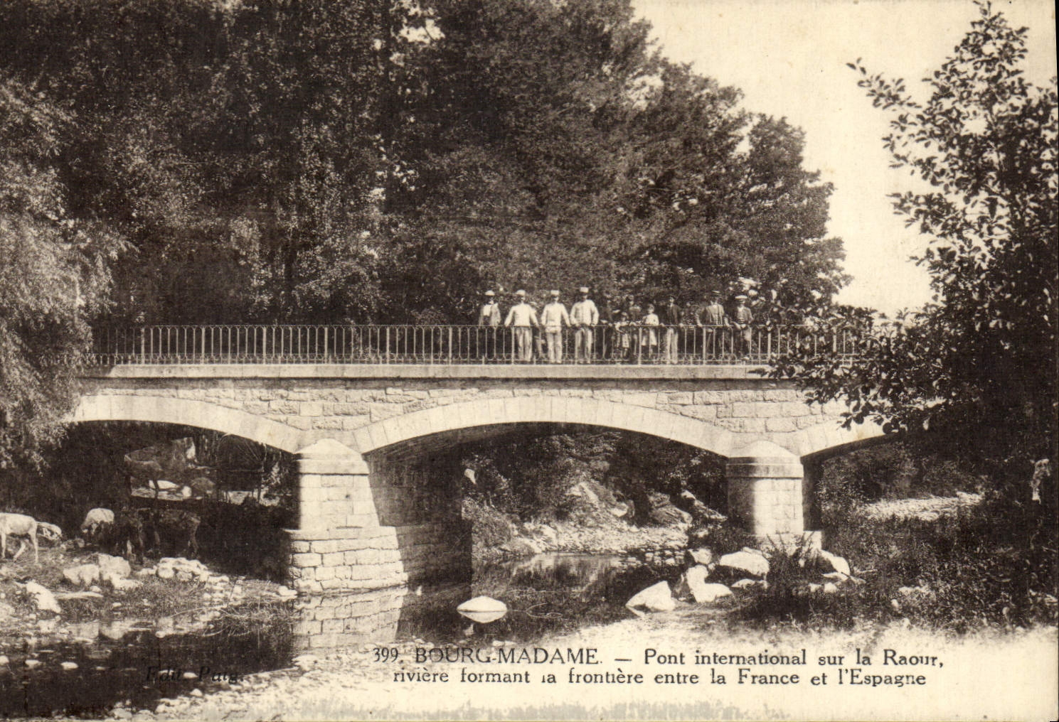 CPA Douane Douanes Bourg Madame Pont international sur le Raour riviere formant la frontiere entre France et Espagne