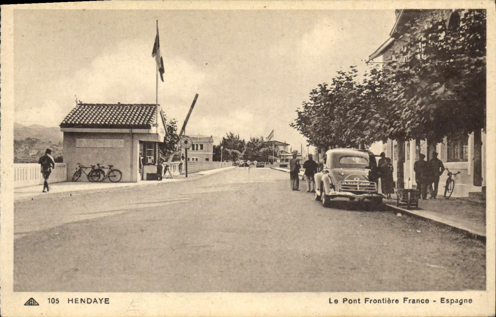 CPA Douane Douanes Hendaye Le pont frontiere France Espagne