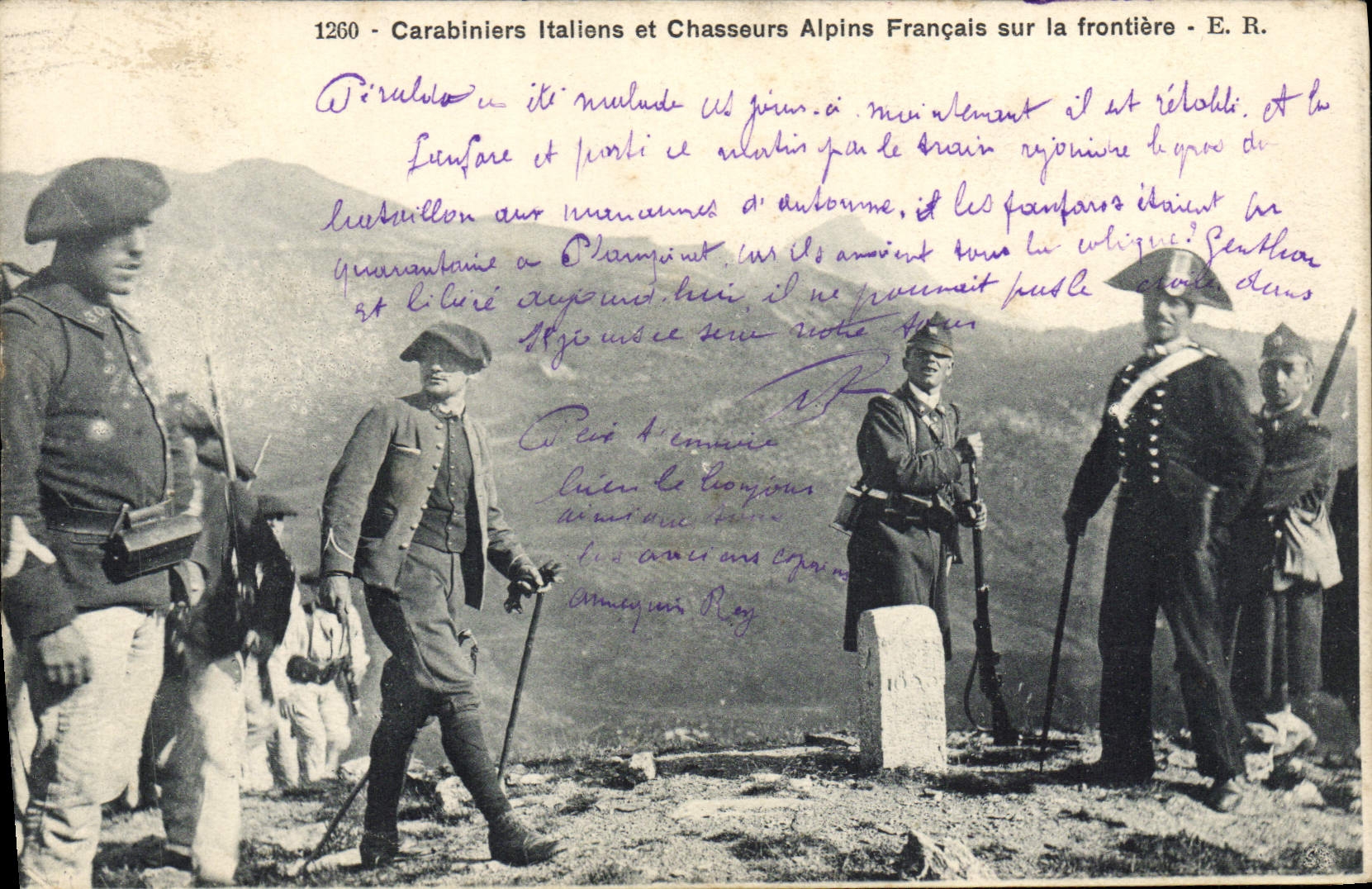 CPA Douane Douanes Carabiniers italiens et chasseurs alpins francais sur la frontiere TOP
