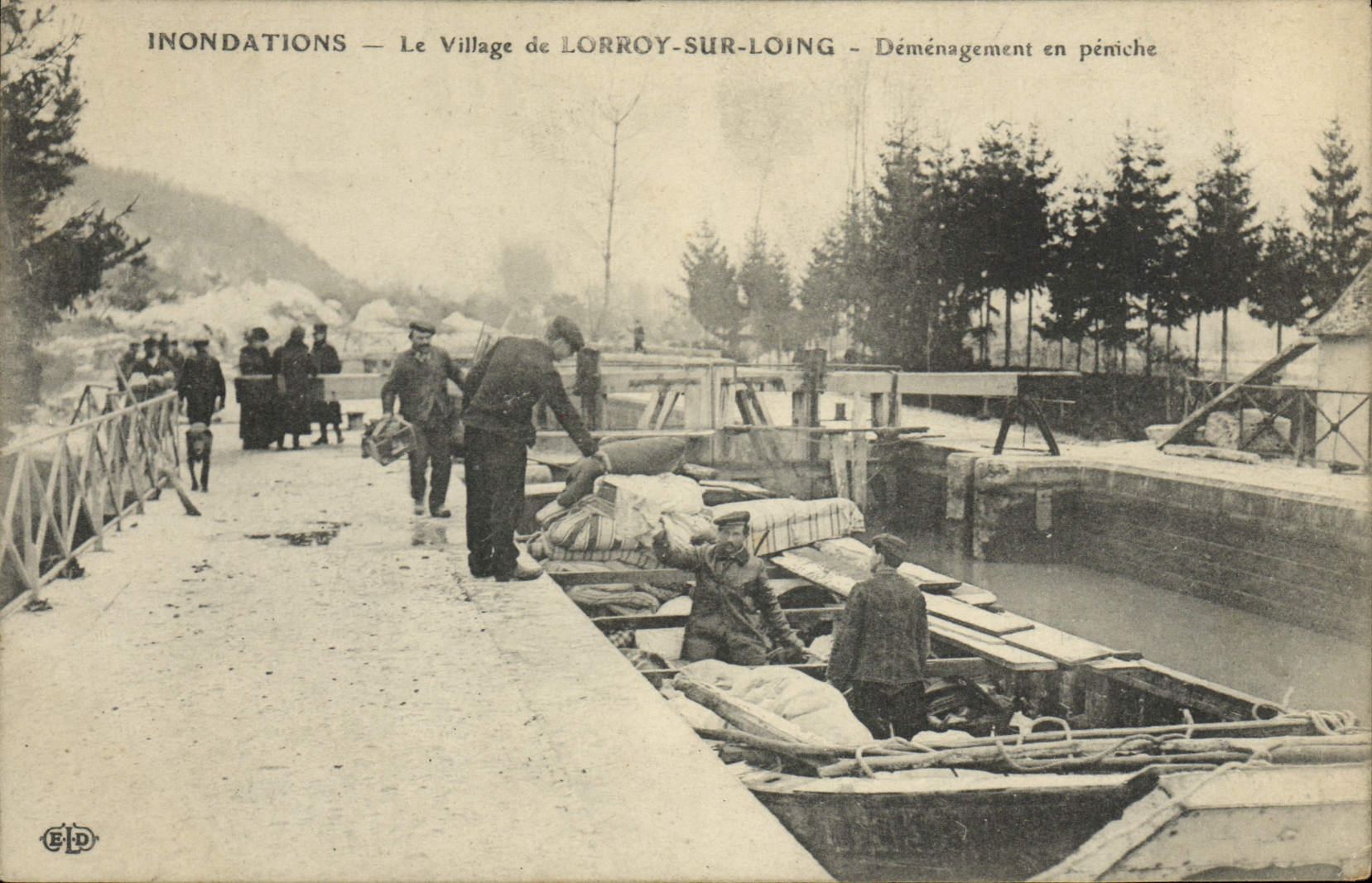 CPA Inondations Le village de Lorroy sur Loing Demenagement en peniche Bateau TOP