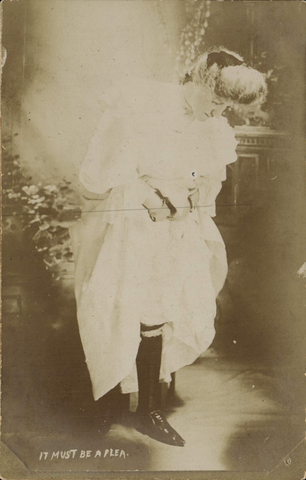 CPA Erotique Femme It must be a flea