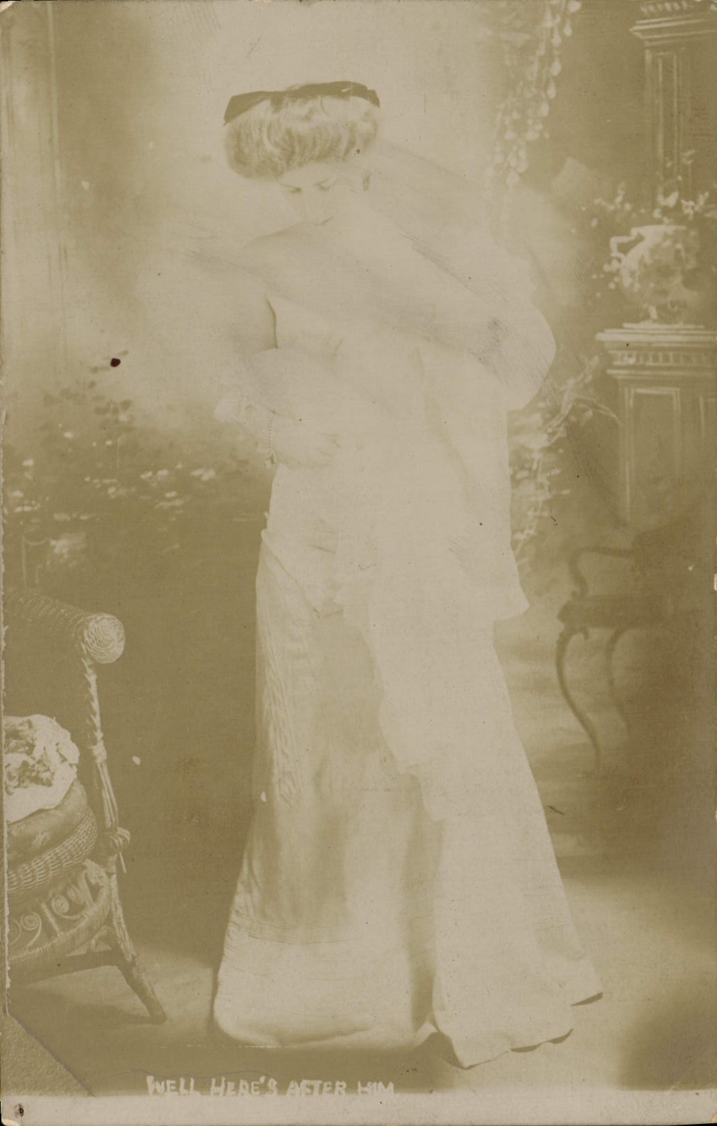 Pozo erótico de la mujer de la POSTAL de la VENDIMIA él está después de él