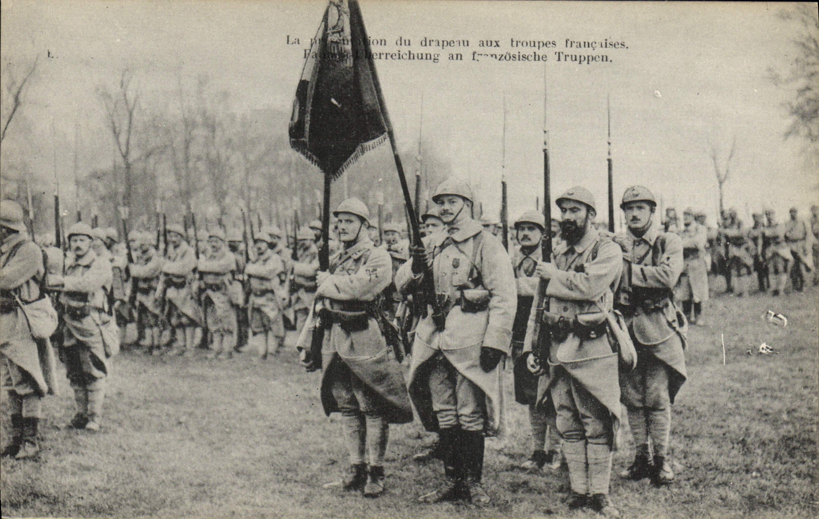 CPA Militaria Presentation du drapeau aux troupes francaises