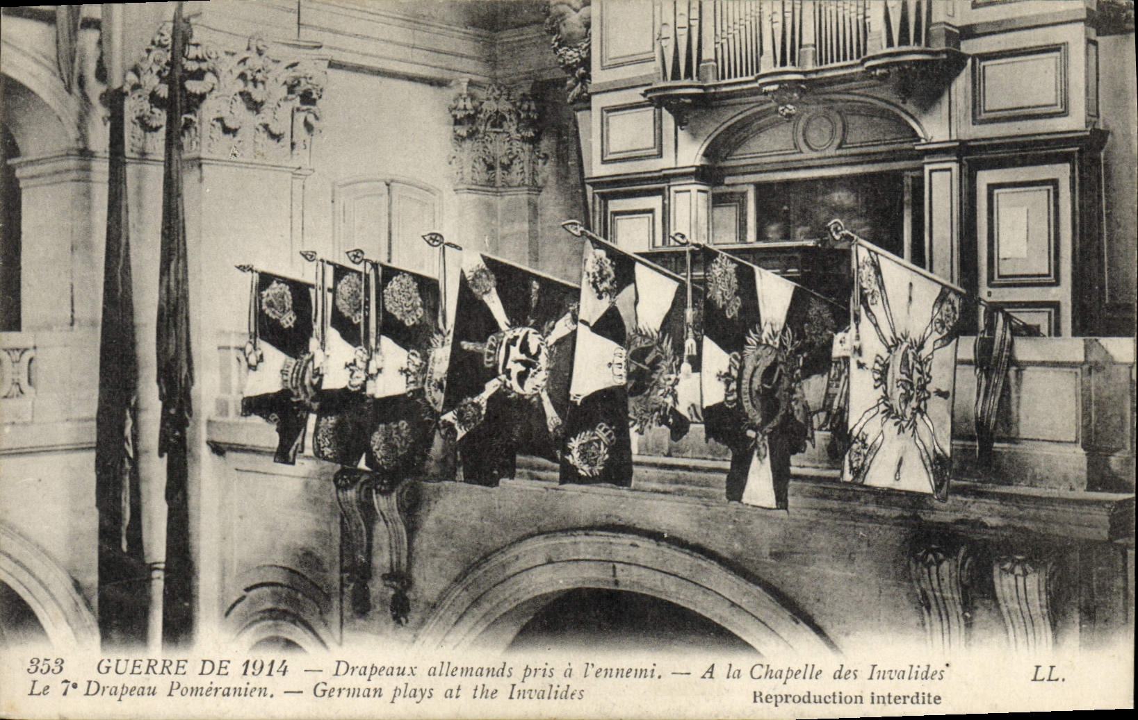 CPA Militaria Guerre de 1914 Drapeaux allemands pris a l'ennemi A la chapelle des Invalides 