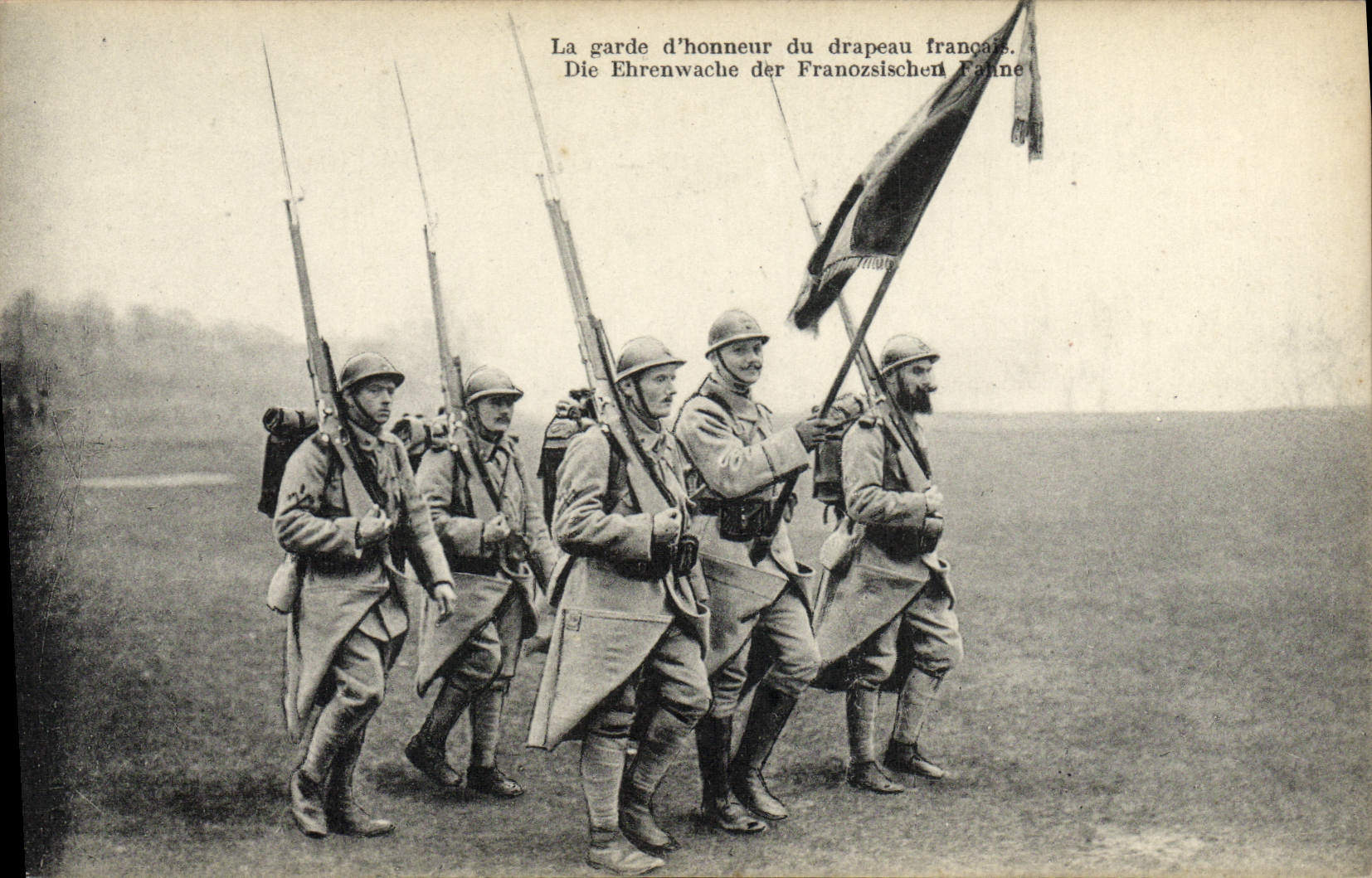 VINTAGE POSTCARD Militaria guard of honor of the French flag