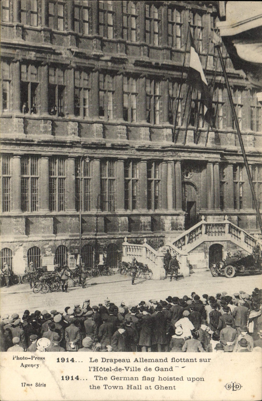 CPA Militaria Le drapeau allemand flottant sur l'hotel de ville de Gand