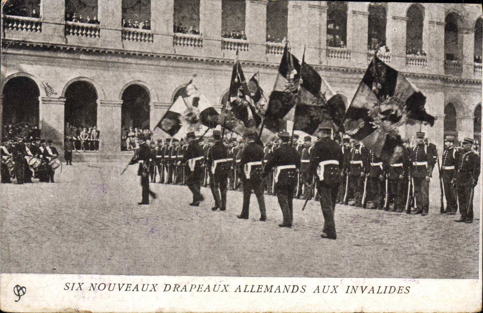 CPA Militaria Six nouveaux drapeaux allemands aux Invalides